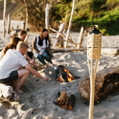 ไฟฉายไม้ไผ่ธรรมชาติกันน้ำหวาย Tiki Torches สำหรับลานสวนสนามหญ้า